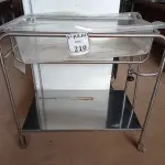 LOTE 210 - 01 CARRINHO EM INOX COM RODINHAS. (NO ESTADO) ATENÇÃO! FAZER A VISITAÇÃO ANTES DE ARREMATAR, NÃO SABEMOS SE FUNCIONA. LEILÃO NÃO TEM GARANTIA E NEM DEVOLUÇÃO, SUJEITO A POSSÍVEIS AVARIAS VISÍVEIS/OCULTAS E/OU AUSÊNCIA DE COMPONENTES.