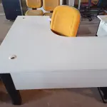 LOTE 251 - 01 MESA PARA ESCRITÓRIO COM TOMADAS INTERNA E 01 CADEIRA MARCA FLEGMA NA COR AMARELA. (NO ESTADO) ATENÇÃO! FAZER A VISITAÇÃO ANTES DE ARREMATAR, NÃO SABEMOS SE FUNCIONA. LEILÃO NÃO TEM GARANTIA E NEM DEVOLUÇÃO, SUJEITO A POSSÍVEIS AVARIAS VISÍVEIS/OCULTAS E/OU AUSÊNCIA DE COMPONENTES.