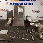LOTE 040 - 01 LOTE COM MATERIAIS DIVERSOS DE ODONTOLOGIA. (NO ESTADO) ATENÇÃO! FAZER A VISITAÇÃO ANTES DE ARREMATAR, NÃO SABEMOS SE FUNCIONA. LEILÃO NÃO TEM GARANTIA E NEM DEVOLUÇÃO, SUJEITO A POSSÍVEIS AVARIAS VISÍVEIS/OCULTAS E/OU AUSÊNCIA DE COMPONENTES.
