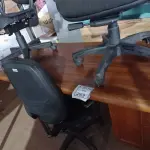 LOTE 269 - 01 MESA PARA ESCRITÓRIO E 03 CADEIRAS COM PÉS GIRATÓRIOS. (NO ESTADO) ATENÇÃO! FAZER A VISITAÇÃO ANTES DE ARREMATAR, NÃO SABEMOS SE FUNCIONA. LEILÃO NÃO TEM GARANTIA E NEM DEVOLUÇÃO, SUJEITO A POSSÍVEIS AVARIAS VISÍVEIS/OCULTAS E/OU AUSÊNCIA DE COMPONENTES.