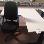 LOTE 254 - 01 MESA PARA ESCRITÓRIO COM TOMADAS INTERNA E 01 CADEIRA PRESIDENTE MARCA FLEGMA. (NO ESTADO) ATENÇÃO! FAZER A VISITAÇÃO ANTES DE ARREMATAR, NÃO SABEMOS SE FUNCIONA. LEILÃO NÃO TEM GARANTIA E NEM DEVOLUÇÃO, SUJEITO A POSSÍVEIS AVARIAS VISÍVEIS/OCULTAS E/OU AUSÊNCIA DE COMPONENTES.
