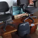 LOTE 269 - 01 MESA PARA ESCRITÓRIO E 03 CADEIRAS COM PÉS GIRATÓRIOS. (NO ESTADO) ATENÇÃO! FAZER A VISITAÇÃO ANTES DE ARREMATAR, NÃO SABEMOS SE FUNCIONA. LEILÃO NÃO TEM GARANTIA E NEM DEVOLUÇÃO, SUJEITO A POSSÍVEIS AVARIAS VISÍVEIS/OCULTAS E/OU AUSÊNCIA DE COMPONENTES.
