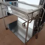 LOTE 210 - 01 CARRINHO EM INOX COM RODINHAS. (NO ESTADO) ATENÇÃO! FAZER A VISITAÇÃO ANTES DE ARREMATAR, NÃO SABEMOS SE FUNCIONA. LEILÃO NÃO TEM GARANTIA E NEM DEVOLUÇÃO, SUJEITO A POSSÍVEIS AVARIAS VISÍVEIS/OCULTAS E/OU AUSÊNCIA DE COMPONENTES.