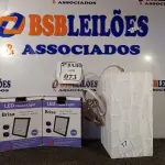 LOTE 073 - 02 REFLETORES LUZ NEGRA UV EFEITO NEOW DE 100W E 01 LUSTRE DE ACRÍLICO COM LÂMPADA. (NO ESTADO) ATENÇÃO! FAZER A VISITAÇÃO ANTES DE ARREMATAR, NÃO SABEMOS SE FUNCIONA. LEILÃO NÃO TEM GARANTIA E NEM DEVOLUÇÃO, SUJEITO A POSSÍVEIS AVARIAS VISÍVEIS/OCULTAS E/OU AUSÊNCIA DE COMPONENTES.