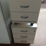 LOTE 242 - 02 GAVETEIROS DE ESCRITÓRIO COM 03 GAVETAS CADA. (NO ESTADO) ATENÇÃO! FAZER A VISITAÇÃO ANTES DE ARREMATAR, NÃO SABEMOS SE FUNCIONA. LEILÃO NÃO TEM GARANTIA E NEM DEVOLUÇÃO, SUJEITO A POSSÍVEIS AVARIAS VISÍVEIS/OCULTAS E/OU AUSÊNCIA DE COMPONENTES.