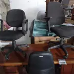LOTE 269 - 01 MESA PARA ESCRITÓRIO E 03 CADEIRAS COM PÉS GIRATÓRIOS. (NO ESTADO) ATENÇÃO! FAZER A VISITAÇÃO ANTES DE ARREMATAR, NÃO SABEMOS SE FUNCIONA. LEILÃO NÃO TEM GARANTIA E NEM DEVOLUÇÃO, SUJEITO A POSSÍVEIS AVARIAS VISÍVEIS/OCULTAS E/OU AUSÊNCIA DE COMPONENTES.