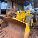 LOTE 332 - 01 PÁ CARREGADEIRA KOMATSU WA180, ANO 2004, TRANSMISSÃO NOVA, BOMBA E BICOS NOVA, BOMBA HIDRÁULICA REVISADA, FREIOS REVISADO, CABINE COM AR-CONDICINADO (NO ESTADO) (RETIRADA EM GOIÂNIA -GO) (VISTORIA AGENDAR 61 98153-0503 JÚNIOR)