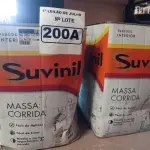 LOTE 200 - 2 LATAS DE MASSA CORRIDA PARA PAREDES INTERIOR CONTENDO 28KG CADA MARCA SUVINIL. (NO ESTADO) ATENÇÃO! FAZER A VISITAÇÃO ANTES DE ARREMATAR, NÃO SABEMOS SE FUNCIONA. LEILÃO NÃO TEM GARANTIA E NEM DEVOLUÇÃO, SUJEITO A POSSÍVEIS AVARIAS VISÍVEIS/OCULTAS E/OU AUSÊNCIA DE COMPONENTES.