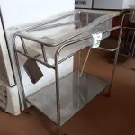 LOTE 209 - 01 CARRINHO EM INOX COM RODINHAS. (NO ESTADO) ATENÇÃO! FAZER A VISITAÇÃO ANTES DE ARREMATAR, NÃO SABEMOS SE FUNCIONA. LEILÃO NÃO TEM GARANTIA E NEM DEVOLUÇÃO, SUJEITO A POSSÍVEIS AVARIAS VISÍVEIS/OCULTAS E/OU AUSÊNCIA DE COMPONENTES.