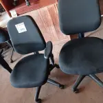 LOTE 299 - 02 CADEIRAS PARA ESCRITÓRIO COM PÉS GIRATÓRIOS. (NO ESTADO) ATENÇÃO! FAZER A VISITAÇÃO ANTES DE ARREMATAR, NÃO SABEMOS SE FUNCIONA. LEILÃO NÃO TEM GARANTIA E NEM DEVOLUÇÃO, SUJEITO A POSSÍVEIS AVARIAS VISÍVEIS/OCULTAS E/OU AUSÊNCIA DE COMPONENTES.