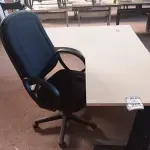 LOTE 255 - 01 MESA PARA ESCRITÓRIO COM TOMADAS INTERNA E 01 CADEIRA PRESIDENTE MARCA FLEGMA. (NO ESTADO) ATENÇÃO! FAZER A VISITAÇÃO ANTES DE ARREMATAR, NÃO SABEMOS SE FUNCIONA. LEILÃO NÃO TEM GARANTIA E NEM DEVOLUÇÃO, SUJEITO A POSSÍVEIS AVARIAS VISÍVEIS/OCULTAS E/OU AUSÊNCIA DE COMPONENTES.