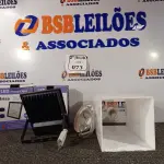 LOTE 073 - 02 REFLETORES LUZ NEGRA UV EFEITO NEOW DE 100W E 01 LUSTRE DE ACRÍLICO COM LÂMPADA. (NO ESTADO) ATENÇÃO! FAZER A VISITAÇÃO ANTES DE ARREMATAR, NÃO SABEMOS SE FUNCIONA. LEILÃO NÃO TEM GARANTIA E NEM DEVOLUÇÃO, SUJEITO A POSSÍVEIS AVARIAS VISÍVEIS/OCULTAS E/OU AUSÊNCIA DE COMPONENTES.