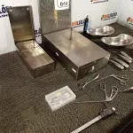 LOTE 040 - 01 LOTE COM MATERIAIS DIVERSOS DE ODONTOLOGIA. (NO ESTADO) ATENÇÃO! FAZER A VISITAÇÃO ANTES DE ARREMATAR, NÃO SABEMOS SE FUNCIONA. LEILÃO NÃO TEM GARANTIA E NEM DEVOLUÇÃO, SUJEITO A POSSÍVEIS AVARIAS VISÍVEIS/OCULTAS E/OU AUSÊNCIA DE COMPONENTES.