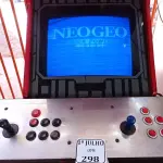 LOTE 298 - 01 MÁQUINA DE JOGOS FLIPERAMA. (NO ESTADO) ATENÇÃO! FAZER A VISITAÇÃO ANTES DE ARREMATAR, NÃO SABEMOS SE FUNCIONA. LEILÃO NÃO TEM GARANTIA E NEM DEVOLUÇÃO, SUJEITO A POSSÍVEIS AVARIAS VISÍVEIS/OCULTAS E/OU AUSÊNCIA DE COMPONENTES.