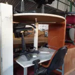LOTE 264 - 02 MESAS, 02 BALCÕES INCOMPLETOS, 01 ARMÁRIO COM 02 PORTAS DE VIDRO E 07 CADEIRAS PARA ESCRITÓRIO COM AVARIAS. (NO ESTADO) ATENÇÃO! FAZER A VISITAÇÃO ANTES DE ARREMATAR, NÃO SABEMOS SE FUNCIONA. LEILÃO NÃO TEM GARANTIA E NEM DEVOLUÇÃO, SUJEITO A POSSÍVEIS AVARIAS VISÍVEIS/OCULTAS E/OU AUSÊNCIA DE COMPONENTES.