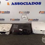 LOTE 085 - 03 PROJETORES MULTIMÍDIA MARCAS E MODELOS DIVERSOS COM AVARIAS. (NO ESTADO) ATENÇÃO! FAZER A VISITAÇÃO ANTES DE ARREMATAR, NÃO SABEMOS SE FUNCIONA. LEILÃO NÃO TEM GARANTIA E NEM DEVOLUÇÃO, SUJEITO A POSSÍVEIS AVARIAS VISÍVEIS/OCULTAS E/OU AUSÊNCIA DE COMPONENTES.