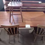 LOTE 293 - 01 MESA EM MADEIRA COM 03 CADEIRAS. (NO ESTADO) ATENÇÃO! FAZER A VISITAÇÃO ANTES DE ARREMATAR, NÃO SABEMOS SE FUNCIONA. LEILÃO NÃO TEM GARANTIA E NEM DEVOLUÇÃO, SUJEITO A POSSÍVEIS AVARIAS VISÍVEIS/OCULTAS E/OU AUSÊNCIA DE COMPONENTES.