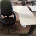 LOTE 252 - 01 MESA PARA ESCRITÓRIO COM TOMADAS INTERNA E 01 CADEIRA PRESIDENTE MARCA FLEGMA. (NO ESTADO) ATENÇÃO! FAZER A VISITAÇÃO ANTES DE ARREMATAR, NÃO SABEMOS SE FUNCIONA. LEILÃO NÃO TEM GARANTIA E NEM DEVOLUÇÃO, SUJEITO A POSSÍVEIS AVARIAS VISÍVEIS/OCULTAS E/OU AUSÊNCIA DE COMPONENTES.