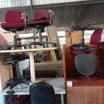 LOTE 264 - 02 MESAS, 02 BALCÕES INCOMPLETOS, 01 ARMÁRIO COM 02 PORTAS DE VIDRO E 07 CADEIRAS PARA ESCRITÓRIO COM AVARIAS. (NO ESTADO) ATENÇÃO! FAZER A VISITAÇÃO ANTES DE ARREMATAR, NÃO SABEMOS SE FUNCIONA. LEILÃO NÃO TEM GARANTIA E NEM DEVOLUÇÃO, SUJEITO A POSSÍVEIS AVARIAS VISÍVEIS/OCULTAS E/OU AUSÊNCIA DE COMPONENTES.