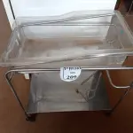 LOTE 209 - 01 CARRINHO EM INOX COM RODINHAS. (NO ESTADO) ATENÇÃO! FAZER A VISITAÇÃO ANTES DE ARREMATAR, NÃO SABEMOS SE FUNCIONA. LEILÃO NÃO TEM GARANTIA E NEM DEVOLUÇÃO, SUJEITO A POSSÍVEIS AVARIAS VISÍVEIS/OCULTAS E/OU AUSÊNCIA DE COMPONENTES.