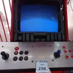 LOTE 298 - 01 MÁQUINA DE JOGOS FLIPERAMA. (NO ESTADO) ATENÇÃO! FAZER A VISITAÇÃO ANTES DE ARREMATAR, NÃO SABEMOS SE FUNCIONA. LEILÃO NÃO TEM GARANTIA E NEM DEVOLUÇÃO, SUJEITO A POSSÍVEIS AVARIAS VISÍVEIS/OCULTAS E/OU AUSÊNCIA DE COMPONENTES.