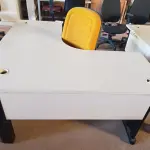LOTE 252 - 01 MESA PARA ESCRITÓRIO COM TOMADAS INTERNA E 01 CADEIRA PRESIDENTE MARCA FLEGMA. (NO ESTADO) ATENÇÃO! FAZER A VISITAÇÃO ANTES DE ARREMATAR, NÃO SABEMOS SE FUNCIONA. LEILÃO NÃO TEM GARANTIA E NEM DEVOLUÇÃO, SUJEITO A POSSÍVEIS AVARIAS VISÍVEIS/OCULTAS E/OU AUSÊNCIA DE COMPONENTES.