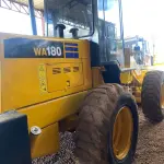 LOTE 332 - 01 PÁ CARREGADEIRA KOMATSU WA180, ANO 2004, TRANSMISSÃO NOVA, BOMBA E BICOS NOVA, BOMBA HIDRÁULICA REVISADA, FREIOS REVISADO, CABINE COM AR-CONDICINADO (NO ESTADO) (RETIRADA EM GOIÂNIA -GO) (VISTORIA AGENDAR 61 98153-0503 JÚNIOR)