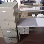 LOTE 288 - 01 MESA COM 04 GAVETAS E 01 ARQUIVO DE AÇO 04 GAVETAS. (NO ESTADO) ATENÇÃO! FAZER A VISITAÇÃO ANTES DE ARREMATAR, NÃO SABEMOS SE FUNCIONA. LEILÃO NÃO TEM GARANTIA E NEM DEVOLUÇÃO, SUJEITO A POSSÍVEIS AVARIAS VISÍVEIS/OCULTAS E/OU AUSÊNCIA DE COMPONENTES.
