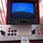 LOTE 298 - 01 MÁQUINA DE JOGOS FLIPERAMA. (NO ESTADO) ATENÇÃO! FAZER A VISITAÇÃO ANTES DE ARREMATAR, NÃO SABEMOS SE FUNCIONA. LEILÃO NÃO TEM GARANTIA E NEM DEVOLUÇÃO, SUJEITO A POSSÍVEIS AVARIAS VISÍVEIS/OCULTAS E/OU AUSÊNCIA DE COMPONENTES.