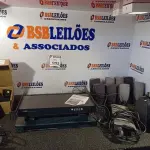 LOTE 093 - 03 SWITCHES, 02 ANTENAS DIGITAL PHILIPS, 01 CAIXA COM 12 HEADSATS, 01 BASE DE LIQUIDIFICADOR E VÁRIAS CAIXINHAS DE SOM. (NO ESTADO) ATENÇÃO! FAZER A VISITAÇÃO ANTES DE ARREMATAR, NÃO SABEMOS SE FUNCIONA. LEILÃO NÃO TEM GARANTIA E NEM DEVOLUÇÃO, SUJEITO A POSSÍVEIS AVARIAS VISÍVEIS/OCULTAS E/OU AUSÊNCIA DE COMPONENTES.