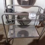 LOTE 281 - 01 CARRINHO EM INOX COM RODINHAS. (NO ESTADO) ATENÇÃO! FAZER A VISITAÇÃO ANTES DE ARREMATAR, NÃO SABEMOS SE FUNCIONA. LEILÃO NÃO TEM GARANTIA E NEM DEVOLUÇÃO, SUJEITO A POSSÍVEIS AVARIAS VISÍVEIS/OCULTAS E/OU AUSÊNCIA DE COMPONENTES.
