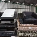 LOTE 260 - 01 LOTE COM SOFÁS DIVERSOS. (NO ESTADO) ATENÇÃO! FAZER A VISITAÇÃO ANTES DE ARREMATAR, NÃO SABEMOS SE FUNCIONA. LEILÃO NÃO TEM GARANTIA E NEM DEVOLUÇÃO, SUJEITO A POSSÍVEIS AVARIAS VISÍVEIS/OCULTAS E/OU AUSÊNCIA DE COMPONENTES.