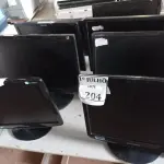 LOTE 204 - 08 MONITORES MARCAS E MODELOS DIVERSOS. (NO ESTADO) ATENÇÃO! FAZER A VISITAÇÃO ANTES DE ARREMATAR, NÃO SABEMOS SE FUNCIONA. LEILÃO NÃO TEM GARANTIA E NEM DEVOLUÇÃO, SUJEITO A POSSÍVEIS AVARIAS VISÍVEIS/OCULTAS E/OU AUSÊNCIA DE COMPONENTES.