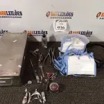 LOTE 016 - 01 LOTE COM ITENS ODONTOLÓGICOS. (NO ESTADO) ATENÇÃO! FAZER A VISITAÇÃO ANTES DE ARREMATAR, NÃO SABEMOS SE FUNCIONA. LEILÃO NÃO TEM GARANTIA E NEM DEVOLUÇÃO, SUJEITO A POSSÍVEIS AVARIAS VISÍVEIS/OCULTAS E/OU AUSÊNCIA DE COMPONENTES.