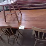 LOTE 293 - 01 MESA EM MADEIRA COM 03 CADEIRAS. (NO ESTADO) ATENÇÃO! FAZER A VISITAÇÃO ANTES DE ARREMATAR, NÃO SABEMOS SE FUNCIONA. LEILÃO NÃO TEM GARANTIA E NEM DEVOLUÇÃO, SUJEITO A POSSÍVEIS AVARIAS VISÍVEIS/OCULTAS E/OU AUSÊNCIA DE COMPONENTES.