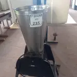 LOTE 235 - 01 LIQUIDIFICADOR INDUSTRIAL MARCA VITALEX SEM VOLTAGEM APARENTE. (NO ESTADO) ATENÇÃO! FAZER A VISITAÇÃO ANTES DE ARREMATAR, NÃO SABEMOS SE FUNCIONA. LEILÃO NÃO TEM GARANTIA E NEM DEVOLUÇÃO, SUJEITO A POSSÍVEIS AVARIAS VISÍVEIS/OCULTAS E/OU AUSÊNCIA DE COMPONENTES.