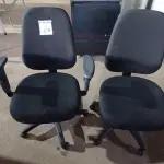 LOTE 270 - 02 CADEIRAS PARA ESCRITÓRIO COM PÉS GIRATÓRIOS. (NO ESTADO) ATENÇÃO! FAZER A VISITAÇÃO ANTES DE ARREMATAR, NÃO SABEMOS SE FUNCIONA. LEILÃO NÃO TEM GARANTIA E NEM DEVOLUÇÃO, SUJEITO A POSSÍVEIS AVARIAS VISÍVEIS/OCULTAS E/OU AUSÊNCIA DE COMPONENTES.