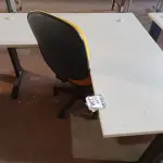 LOTE 250 - 01 MESA PARA ESCRITÓRIO COM TOMADAS INTERNA E 01 CADEIRA MARCA FLEGMA NA COR AMARELA. (NO ESTADO) ATENÇÃO! FAZER A VISITAÇÃO ANTES DE ARREMATAR, NÃO SABEMOS SE FUNCIONA. LEILÃO NÃO TEM GARANTIA E NEM DEVOLUÇÃO, SUJEITO A POSSÍVEIS AVARIAS VISÍVEIS/OCULTAS E/OU AUSÊNCIA DE COMPONENTES.