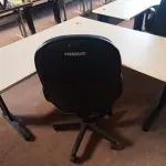 LOTE 255 - 01 MESA PARA ESCRITÓRIO COM TOMADAS INTERNA E 01 CADEIRA PRESIDENTE MARCA FLEGMA. (NO ESTADO) ATENÇÃO! FAZER A VISITAÇÃO ANTES DE ARREMATAR, NÃO SABEMOS SE FUNCIONA. LEILÃO NÃO TEM GARANTIA E NEM DEVOLUÇÃO, SUJEITO A POSSÍVEIS AVARIAS VISÍVEIS/OCULTAS E/OU AUSÊNCIA DE COMPONENTES.