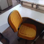 LOTE 248 - 01 MESA PARA ESCRITÓRIO COM TOMADAS INTERNA E 01 CADEIRA MARCA FLEGMA NA COR AMARELA. (NO ESTADO) ATENÇÃO! FAZER A VISITAÇÃO ANTES DE ARREMATAR, NÃO SABEMOS SE FUNCIONA. LEILÃO NÃO TEM GARANTIA E NEM DEVOLUÇÃO, SUJEITO A POSSÍVEIS AVARIAS VISÍVEIS/OCULTAS E/OU AUSÊNCIA DE COMPONENTES.