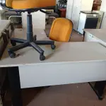LOTE 246 - 01 MESA PARA ESCRITÓRIO COM TOMADAS INTERNA E 01 CADEIRA MARCA FLEGMA NA COR AMARELA. (NO ESTADO) ATENÇÃO! FAZER A VISITAÇÃO ANTES DE ARREMATAR, NÃO SABEMOS SE FUNCIONA. LEILÃO NÃO TEM GARANTIA E NEM DEVOLUÇÃO, SUJEITO A POSSÍVEIS AVARIAS VISÍVEIS/OCULTAS E/OU AUSÊNCIA DE COMPONENTES.