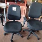 LOTE 299 - 02 CADEIRAS PARA ESCRITÓRIO COM PÉS GIRATÓRIOS. (NO ESTADO) ATENÇÃO! FAZER A VISITAÇÃO ANTES DE ARREMATAR, NÃO SABEMOS SE FUNCIONA. LEILÃO NÃO TEM GARANTIA E NEM DEVOLUÇÃO, SUJEITO A POSSÍVEIS AVARIAS VISÍVEIS/OCULTAS E/OU AUSÊNCIA DE COMPONENTES.