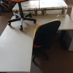 LOTE 246 - 01 MESA PARA ESCRITÓRIO COM TOMADAS INTERNA E 01 CADEIRA MARCA FLEGMA NA COR AMARELA. (NO ESTADO) ATENÇÃO! FAZER A VISITAÇÃO ANTES DE ARREMATAR, NÃO SABEMOS SE FUNCIONA. LEILÃO NÃO TEM GARANTIA E NEM DEVOLUÇÃO, SUJEITO A POSSÍVEIS AVARIAS VISÍVEIS/OCULTAS E/OU AUSÊNCIA DE COMPONENTES.