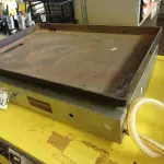 LOTE 002 - 01 CHAPA A GÁS MARCA METALCUBAS. (NO ESTADO) ATENÇÃO! FAZER A VISITAÇÃO ANTES DE ARREMATAR, NÃO SABEMOS SE FUNCIONA. LEILÃO NÃO TEM GARANTIA E NEM DEVOLUÇÃO, SUJEITO A POSSÍVEIS AVARIAS VISÍVEIS/OCULTAS E/OU AUSÊNCIA DE COMPONENTES.