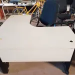 LOTE 254 - 01 MESA PARA ESCRITÓRIO COM TOMADAS INTERNA E 01 CADEIRA PRESIDENTE MARCA FLEGMA. (NO ESTADO) ATENÇÃO! FAZER A VISITAÇÃO ANTES DE ARREMATAR, NÃO SABEMOS SE FUNCIONA. LEILÃO NÃO TEM GARANTIA E NEM DEVOLUÇÃO, SUJEITO A POSSÍVEIS AVARIAS VISÍVEIS/OCULTAS E/OU AUSÊNCIA DE COMPONENTES.