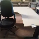 LOTE 253 - 01 MESA PARA ESCRITÓRIO COM TOMADAS INTERNA E 01 CADEIRA PRESIDENTE MARCA FLEGMA. (NO ESTADO) ATENÇÃO! FAZER A VISITAÇÃO ANTES DE ARREMATAR, NÃO SABEMOS SE FUNCIONA. LEILÃO NÃO TEM GARANTIA E NEM DEVOLUÇÃO, SUJEITO A POSSÍVEIS AVARIAS VISÍVEIS/OCULTAS E/OU AUSÊNCIA DE COMPONENTES.