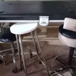 LOTE 286 - 01 MACA E 04 BANQUETAS. (NO ESTADO) ATENÇÃO! FAZER A VISITAÇÃO ANTES DE ARREMATAR, NÃO SABEMOS SE FUNCIONA. LEILÃO NÃO TEM GARANTIA E NEM DEVOLUÇÃO, SUJEITO A POSSÍVEIS AVARIAS VISÍVEIS/OCULTAS E/OU AUSÊNCIA DE COMPONENTES.