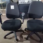 LOTE 270 - 02 CADEIRAS PARA ESCRITÓRIO COM PÉS GIRATÓRIOS. (NO ESTADO) ATENÇÃO! FAZER A VISITAÇÃO ANTES DE ARREMATAR, NÃO SABEMOS SE FUNCIONA. LEILÃO NÃO TEM GARANTIA E NEM DEVOLUÇÃO, SUJEITO A POSSÍVEIS AVARIAS VISÍVEIS/OCULTAS E/OU AUSÊNCIA DE COMPONENTES.