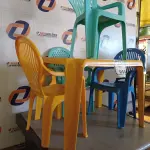 LOTE 044 - 01 MESA DE PLÁSTICO COM 04 CADEIRAS INFANTIL. (NO ESTADO) ATENÇÃO! FAZER A VISITAÇÃO ANTES DE ARREMATAR, NÃO SABEMOS SE FUNCIONA. LEILÃO NÃO TEM GARANTIA E NEM DEVOLUÇÃO, SUJEITO A POSSÍVEIS AVARIAS VISÍVEIS/OCULTAS E/OU AUSÊNCIA DE COMPONENTES.