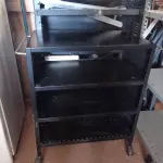 LOTE 103 - 01 LOTE COM SUPORTES PARA TV, 01 PRATELEIRA E 01 CARRINHO. (NO ESTADO) ATENÇÃO! FAZER A VISITAÇÃO ANTES DE ARREMATAR, NÃO SABEMOS SE FUNCIONA. LEILÃO NÃO TEM GARANTIA E NEM DEVOLUÇÃO, SUJEITO A POSSÍVEIS AVARIAS VISÍVEIS/OCULTAS E/OU AUSÊNCIA DE COMPONENTES.